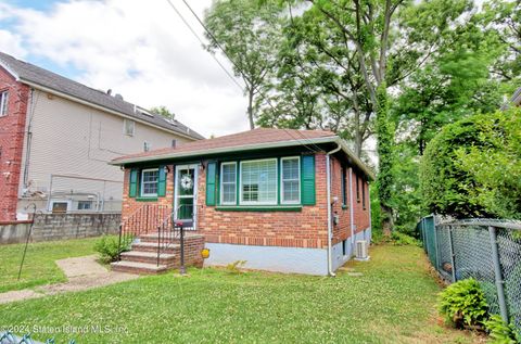 Photo of 47 Glenwood Avenue, Staten Island, NY 10301 (MLS # 2403851)