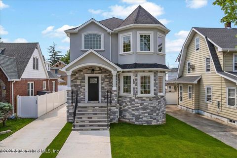 Photo of 150 Dudley Avenue, Staten Island, NY 10301 (MLS # 2503814)