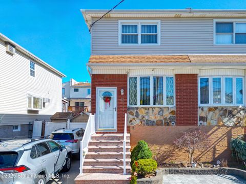 Photo of 76 Boundary Avenue, Staten Island, NY 10306 (MLS # 2501751)