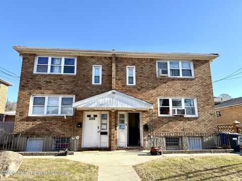 Photo of 13931397 Clove Road, Staten Island, NY 10301 (MLS # 2600513)