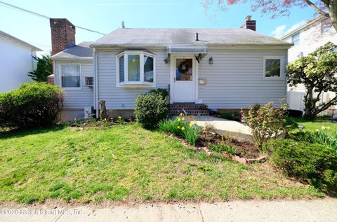 Photo of 130 Hillcrest Terrace, Staten Island, NY 10305 (MLS # 2602254)