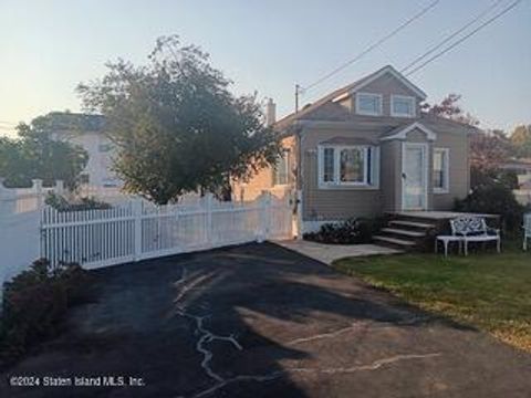 Photo of 320 Bryson Avenue, Staten Island, NY 10314 (MLS # 2406406)