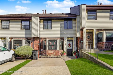 Photo of 147 Russek Drive, Staten Island, NY 10312 (MLS # 2506979)