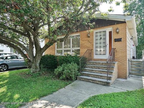 Photo of 246 Titus Avenue, Staten Island, NY 10306 (MLS # 1160035)