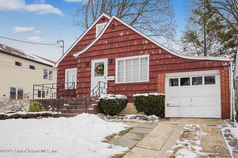 Photo of 109 Quinlan Avenue, Staten Island, NY 10314 (MLS # 2500386)