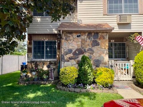 Photo of 4 Jamie Court, Staten Island, NY 10314 (MLS # 1165991)