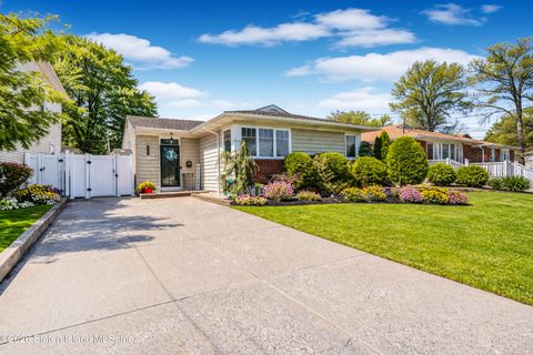 Photo of 432 Winchester Avenue, Staten Island, NY 10312 (MLS # 2601945)