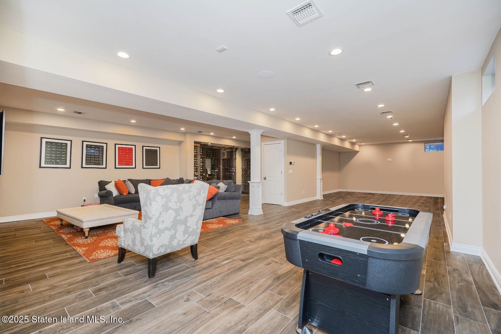 Staten Island, New York 10301, United States, 4 Bedrooms Bedrooms, ,3 BathroomsBathrooms,Residential,Pending,12634