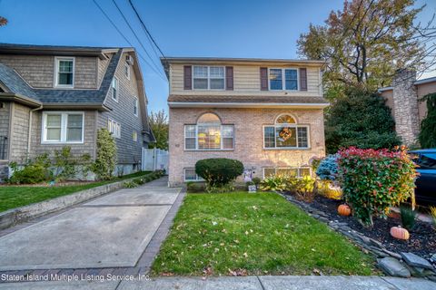 Photo of 10 Margaretta Court, Staten Island, NY 10314 (MLS # 1165364)