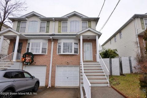 Photo of 76 Railroad Avenue, Staten Island, NY 10305 (MLS # 2502955)