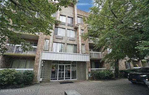 Photo of 171 Wellington Court #4b, Staten Island, NY 10314 (MLS # 2602895)