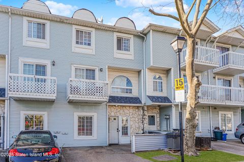 Photo of 34 Country Drive E, Staten Island, NY 10314 (MLS # 2501174)