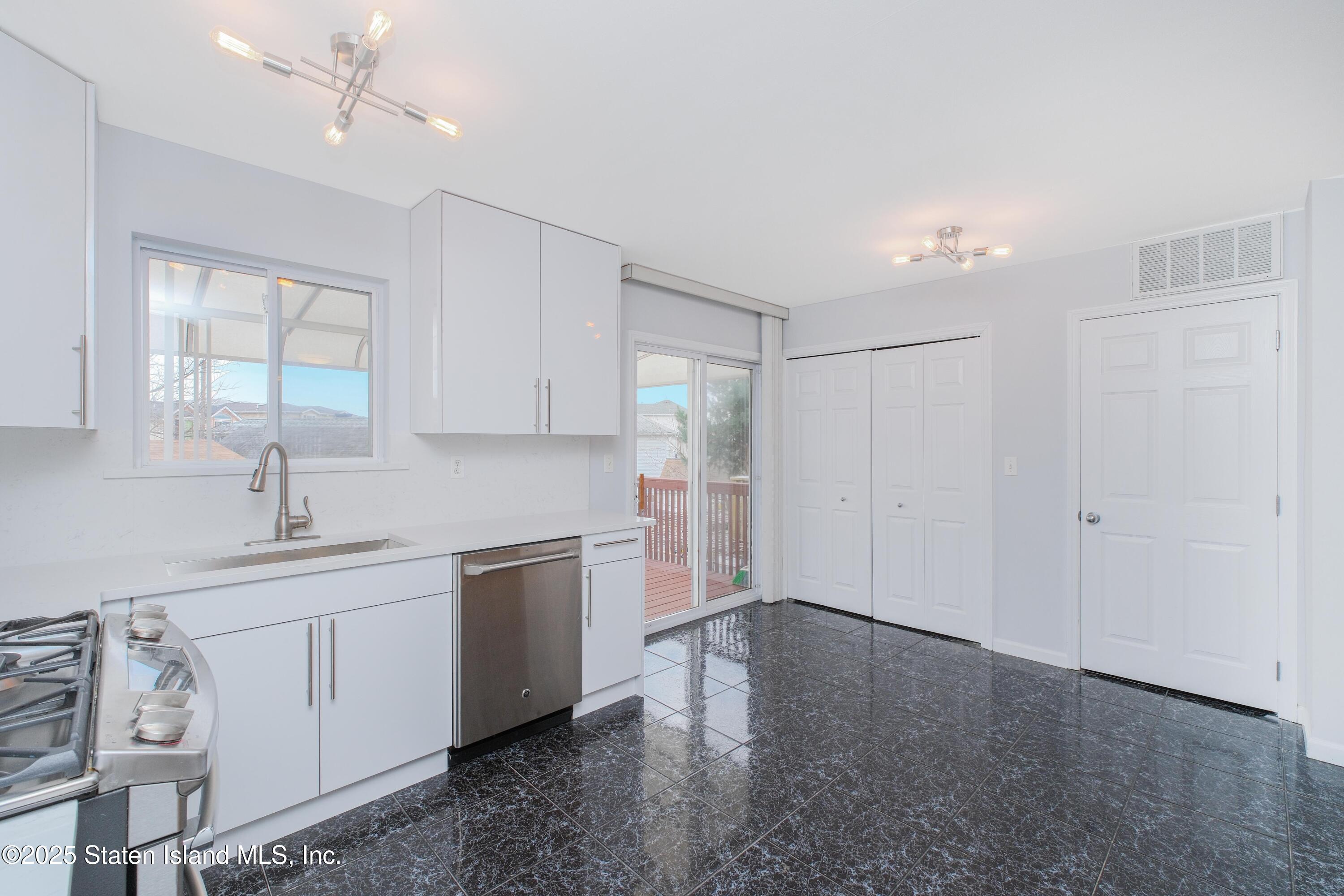 14 Ragazzi Lane, Staten Island, New York image 12