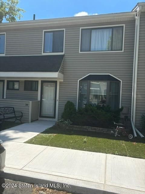 Photo of 16 Berry Court, Staten Island, NY 10309 (MLS # 2403810)