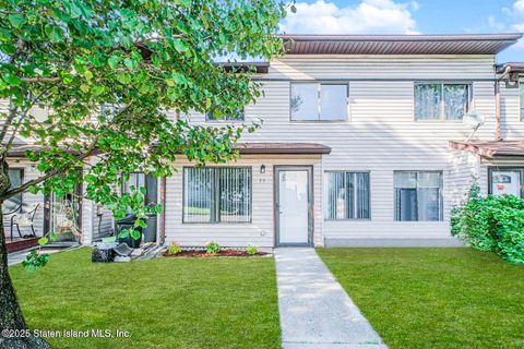 Photo of 94 Wolkoff Lane, Staten Island, NY 10303 (MLS # 2505743)
