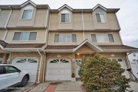 Photo of 82 Church Avenue, Staten Island, NY 10314 (MLS # 1165327)