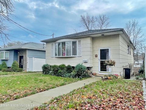 Photo of 1244 Drumgoole Road E, Staten Island, NY 10312 (MLS # 1158926)