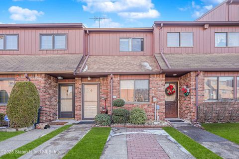 Photo of 91 Gateway Drive, Staten Island, NY 10304 (MLS # 2500567)