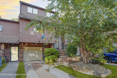 Photo of 53 Alan Loop, Staten Island, NY 10304 (MLS # 2405364)