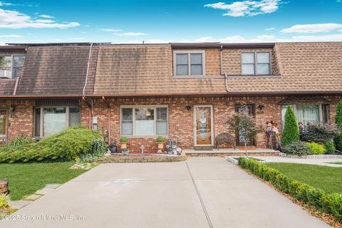 Photo of 816 Sinclair Avenue, Staten Island, NY 10309 (MLS # 2505650)