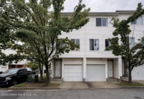 Photo of 283 Jamie Lane, Staten Island, NY 10312 (MLS # 2604575)