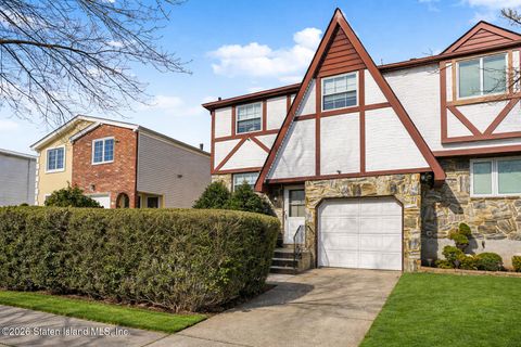 Photo of 367 Gurley Avenue, Staten Island, NY 10308 (MLS # 2600599)