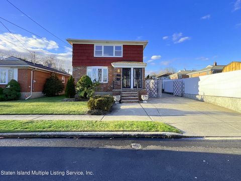 Photo of 131 O'Gorman Avenue, Staten Island, NY 10306 (MLS # 1165876)