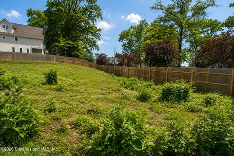 Photo of 94 Dalemere Road, Staten Island, NY 10304 (MLS # 2602859)