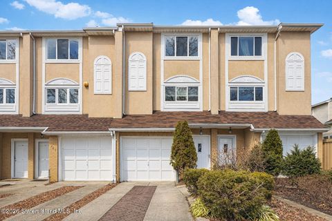 Photo of 709 Correll Avenue, Staten Island, NY 10309 (MLS # 2600575)