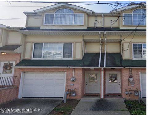 Photo of 18 Cranberry Court, Staten Island, NY 10309 (MLS # 2601736)