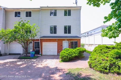 Photo of 45 Ilyssa Way, Staten Island, NY 10312 (MLS # 2504273)
