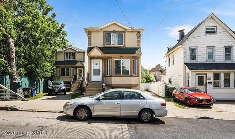 Photo of 121 Union Avenue, Staten Island, NY 10303 (MLS # 2506630)