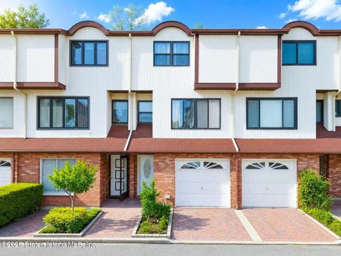Photo of 23 Venus Lane, Staten Island, NY 10314 (MLS # 2602712)