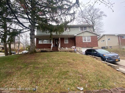 Photo of 946 Drumgoole Road W, Staten Island, NY 10312 (MLS # 2501512)