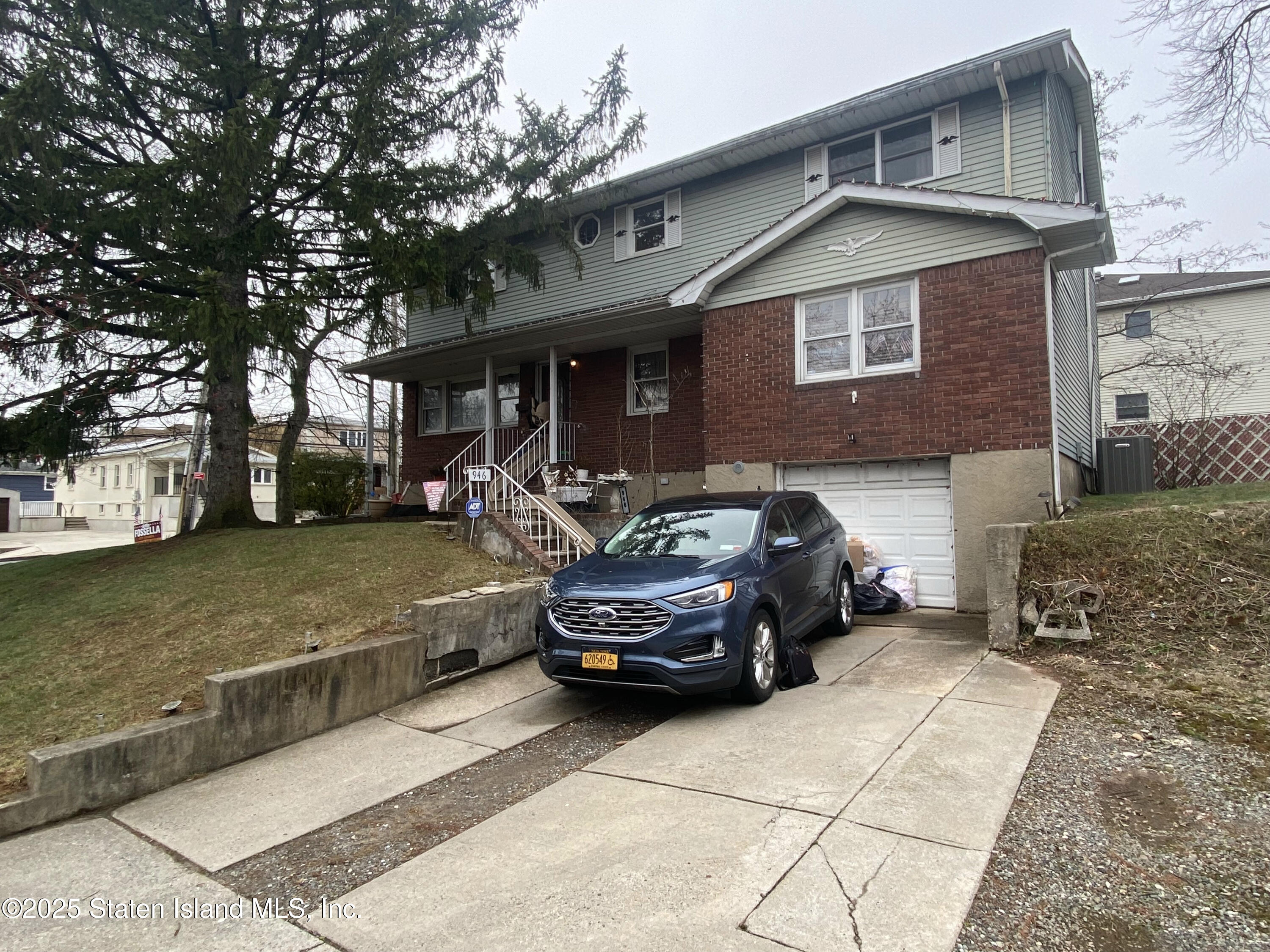 946 Drumgoole Road, Staten Island, New York image 3