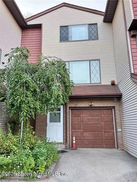 Photo of 34 Maryland Lane, Staten Island, NY 10305 (MLS # 2504622)