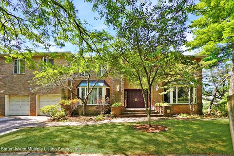 Photo of 252 Holton Avenue, Staten Island, NY 10309 (MLS # 1160280)