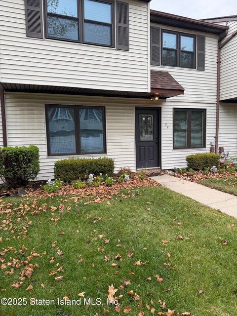 Photo of 39 Raily Court, Staten Island, NY 10312 (MLS # 2506478)