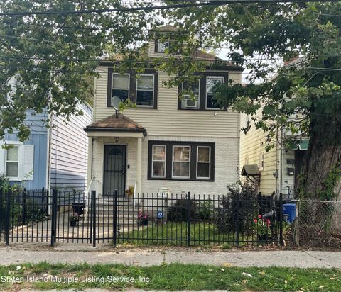 Photo of 121 Alaska Street, Staten Island, NY 10310 (MLS # 1163221)