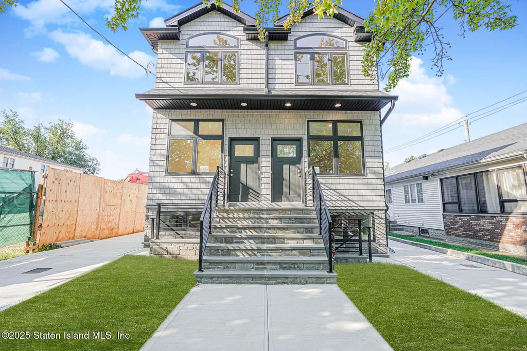 Photo of 418 Alter Avenue, Staten Island, NY 10305 (MLS # 2506559)