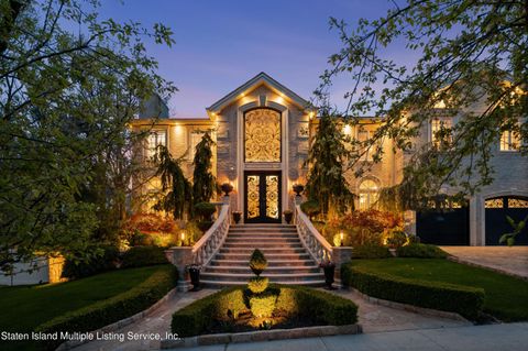 Photo of 85 Uncas Avenue, Staten Island, NY 10309 (MLS # 2401970)