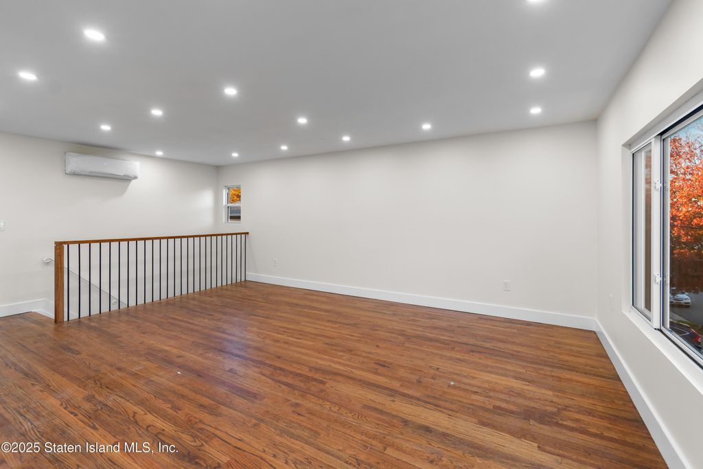 Photo of 206 Quinlan Avenue, Staten Island, NY 10314 (MLS # 2506388)