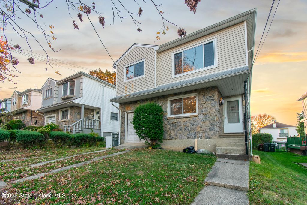 Photo of 206 Quinlan Avenue, Staten Island, NY 10314 (MLS # 2506388)