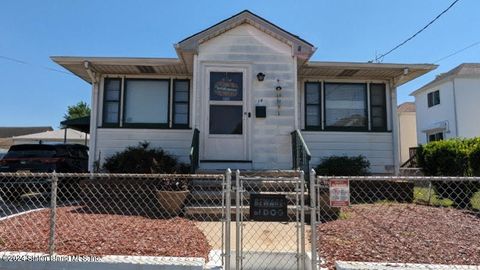 Photo of 14 Brabant Street, Staten Island, NY 10303 (MLS # 2403012)