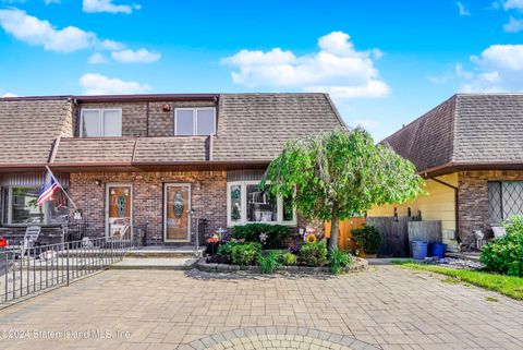 Photo of 830 Rensselaer Avenue, Staten Island, NY 10309 (MLS # 2403053)