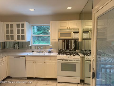 Photo of 207 Lorraine Loop, Staten Island, NY 10309 (MLS # 2504157)