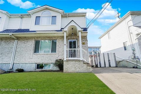 Photo of 27 Sonia Court, Staten Island, NY 10309 (MLS # 2504462)