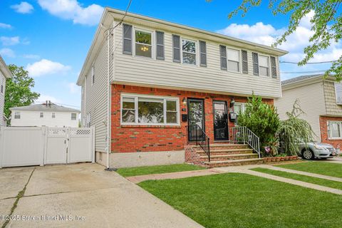 Photo of 156 Brookfield Avenue, Staten Island, NY 10308 (MLS # 2502873)