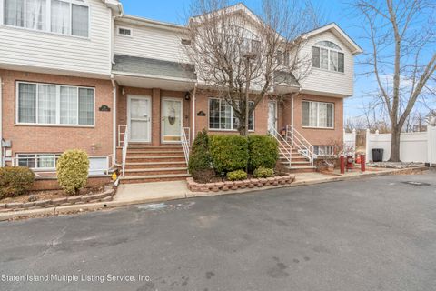 Photo of 25 Iris Court, Staten Island, NY 10309 (MLS # 1160126)