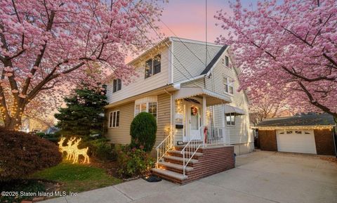 Photo of 168 Leverett Avenue, Staten Island, NY 10308 (MLS # 2601186)